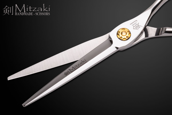 Mitzaki "Nisu"  ein Scherenset in  5,5 ZOLL oder in 6.0 ZOLL aus hochwertigem Japanstahl, perfekt  zum Slicen und allen anderen Arbeiten am Haar, ausgeprägter HOHLSCHLIFF, incl. Öler Lederetui & Zubehör